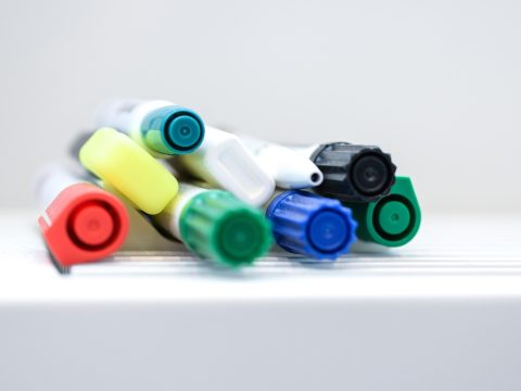 搜同视频用户体验研究员赵子轩与团队成员在白板前讨论用户反馈数据，白板上绘制着用户检索路径图，气氛积极投入
